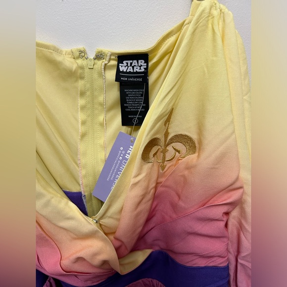 🍂NEW Her Universe Star Wars Padme Amidala Cold Shoulder Top PlusSize Exclusive - Picture 6 of 9